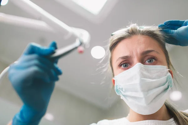 Retrato de dentista femenina. Ella examinando los dientes de un paciente  . — Foto de Stock