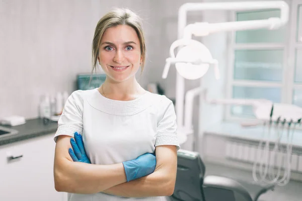 Portrait de femme dentiste. Elle se tient debout dans son cabinet de dentiste. — Photo
