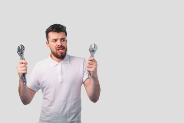 Komik portre esnaf üzgün. Onarım için araçları kullanmayı bilmiyor