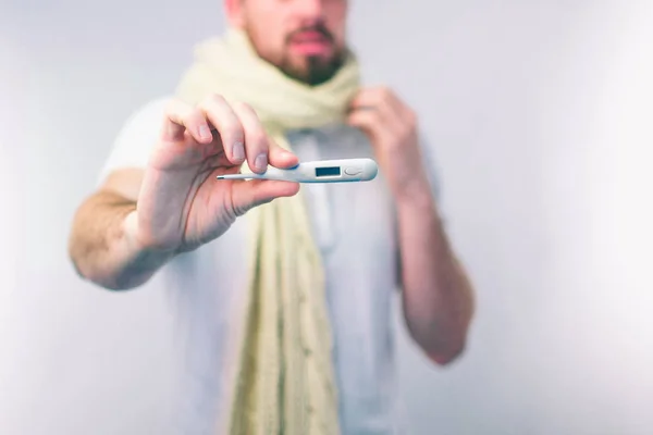 Homem remédio termômetro garganta no isolamento fundo branco — Fotografia de Stock