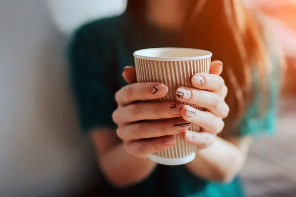 Junge schöne Frau beim Kaffeetrinken an der Café-Bar. weibliches Modell am Morgen im Restaurant — Stockfoto