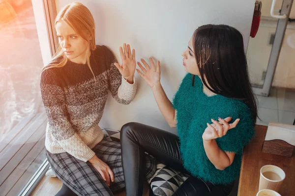 Ruzie twee vrienden. Twee vrouwen schreeuwen naar elkaar — Stockfoto