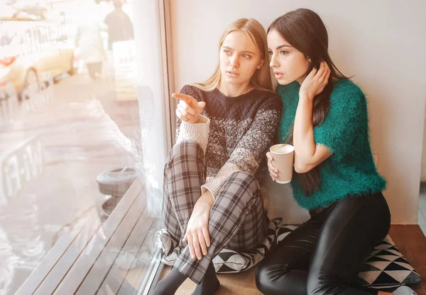 Twee mooie jonge vrouwen gossip — Stockfoto