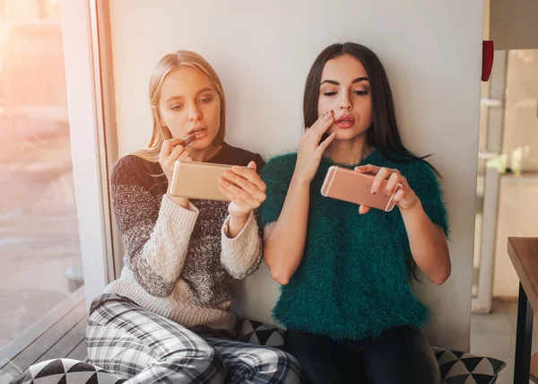 Vriendinnen samen doen make-up — Stockfoto