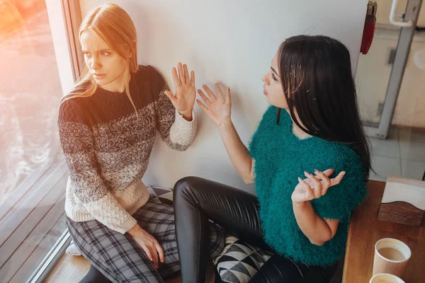 Streit zwischen zwei Freunden. zwei Frauen schreien sich an — Stockfoto