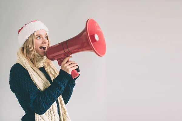 Porträt junger Frauen, die mit Megafon über einem Mädchen im weißen Hemd schreien, Studioaufnahme. — Stockfoto