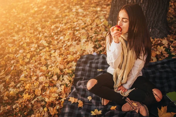 Mujer con manzana roja en el parque de otoño . — Foto de Stock
