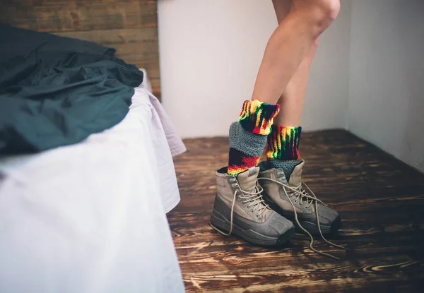Primer plano, piernas femeninas. Mujer joven vestir zapatos . — Foto de Stock