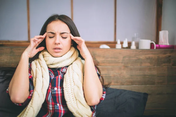 Młoda piękna kobieta kaukaski na łóżko o stres Migrena ból głowy bezsenność. — Zdjęcie stockowe