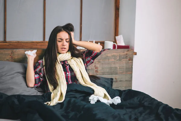 Imagen de una hermosa mujer en la cama con pañuelo. La modelo femenina enferma tiene secreción nasal. Chica hace una cura para el resfriado común —  Fotos de Stock