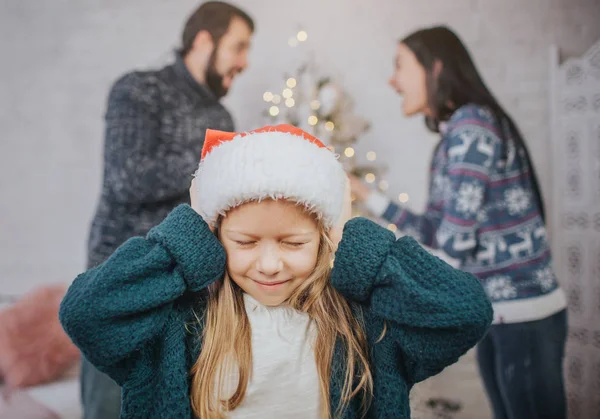 Umutsuz, üzgün küçük kız anne kavga sırasında. Kulakları zarar... Noel arifesinde aile kavga.