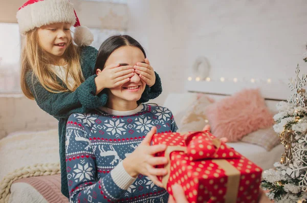 Frohe Weihnachten und frohe Feiertage, fröhliche Mutter, Vater und ihre süße Tochter tauschen Geschenke aus. Eltern und kleine Kinder vergnügen sich in der Nähe des Weihnachtsbaums im Haus. Weihnachten am Morgen. Porträt Familie — Stockfoto