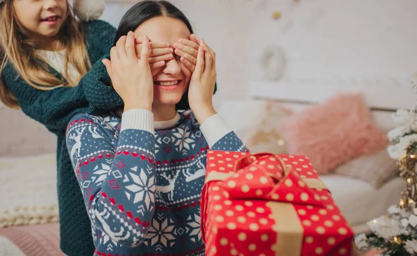 Frohe Weihnachten und frohe Feiertage, fröhliche Mutter, Vater und ihre süße Tochter tauschen Geschenke aus. Eltern und kleine Kinder vergnügen sich in der Nähe des Weihnachtsbaums im Haus. Weihnachten am Morgen. Porträt Familie — Stockfoto