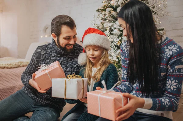Joyeux Noël et Joyeuses Fêtes Joyeux Mère, père et sa fille mignonne échange de cadeaux. Parent et petit enfant s'amusent près de l'arbre de Noël à l'intérieur. Bonjour, Noël. Famille Portrait — Photo