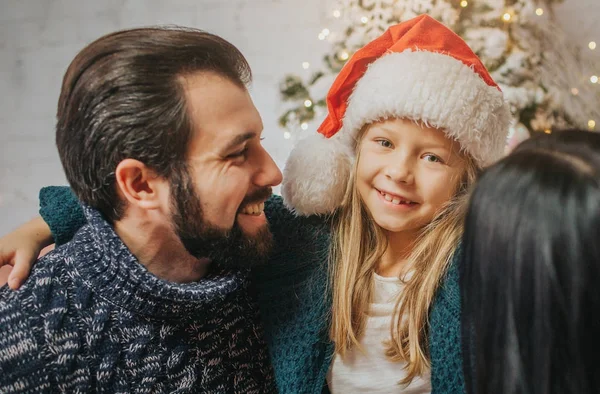 Joyeux Noël et Joyeuses Fêtes Joyeux Mère, père et sa fille mignonne échange de cadeaux. Parent et petit enfant s'amusent près de l'arbre de Noël à l'intérieur. Bonjour, Noël. Famille Portrait — Photo