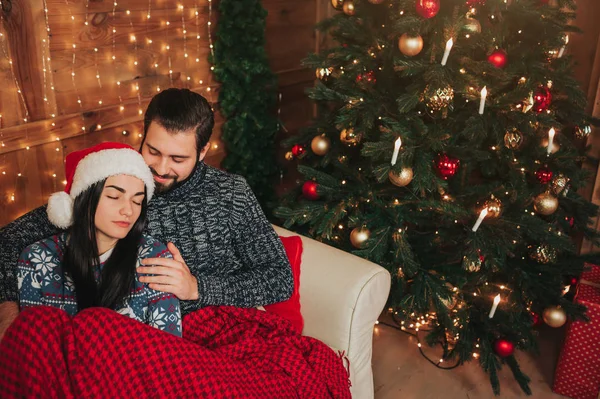 Die Frau schläft, der Mann kümmert sich um sie, die Frau schläft, der Mann kümmert sich um sie — Stockfoto