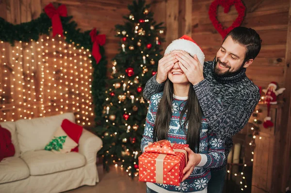 Frohe Weihnachten und ein gutes neues Jahr. junges Paar feiert Urlaub zu Hause — Stockfoto