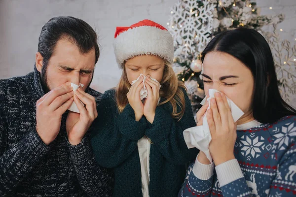 Rodzina jest chory na święta Bożego Narodzenia, mają one chusteczka. Chorzy mają Katar. Życzenia świąteczne i Noworoczne — Zdjęcie stockowe