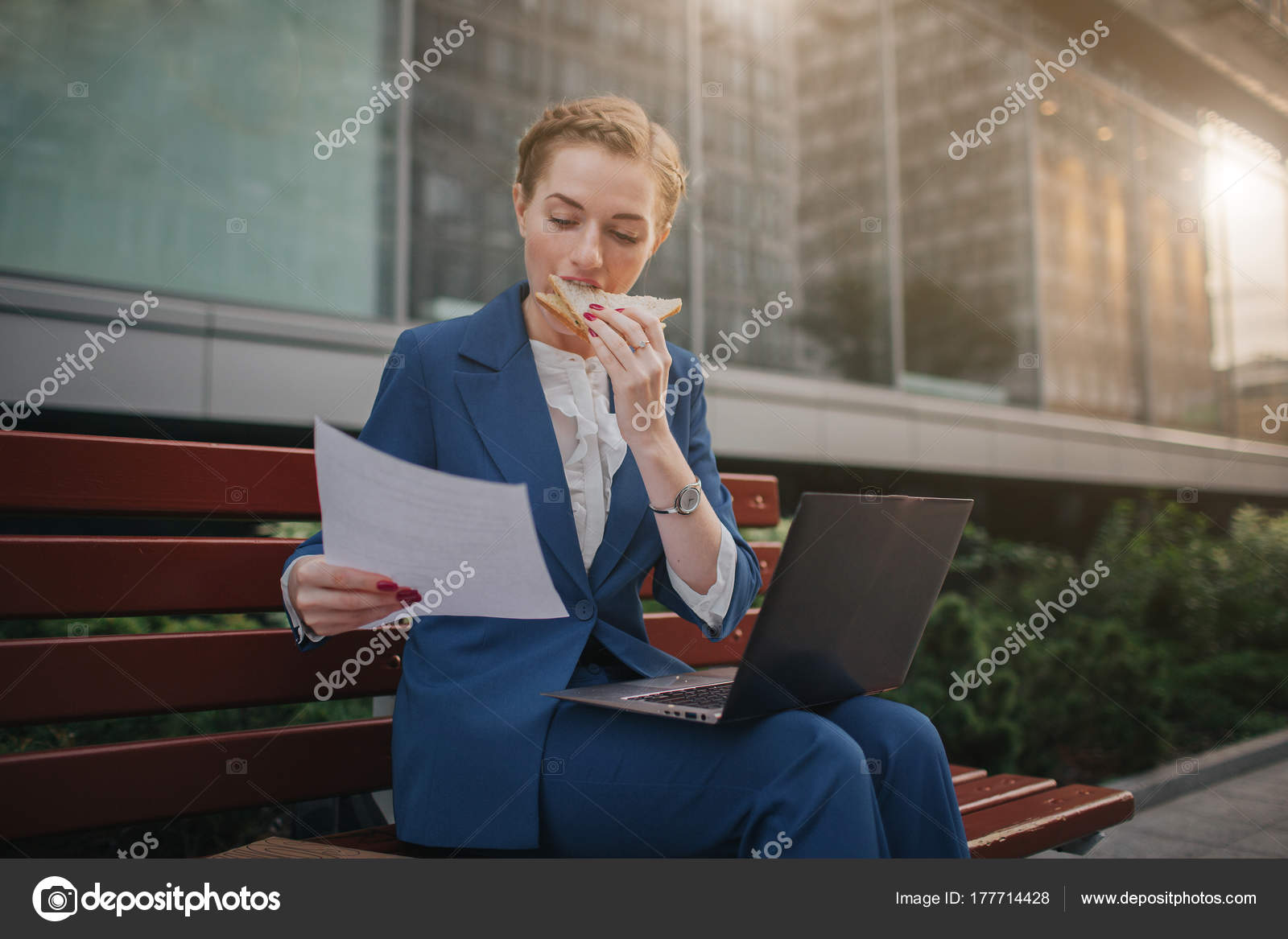 Nice guy problems. She is going to work. She is going to work. Predictions примеры. красива делова девушка.