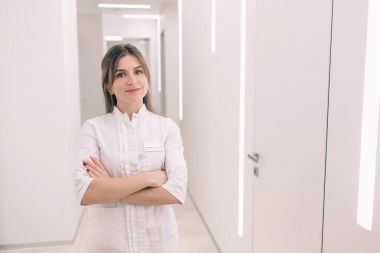 Genç hemşire portre hastane arka planı