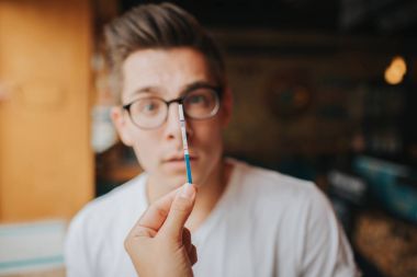 Sürpriz Teenage çift holding hamilelik testi. Kadın Show adam pozitif gebelik testi çakışması ilişkiler sorunu, üzgün olumsuz duygular.