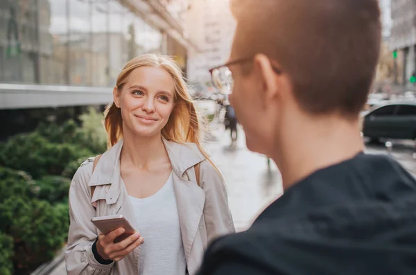 Paar oder Freunde lachen lustig und haben Spaß mit einem Smartphone in einer Großstadt Straße — Stockfoto