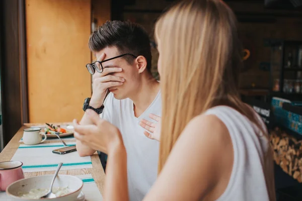 Streit zwischen zwei jungen Leuten in einem Kaffeehaus, in einer Bar oder einem Restaurant — Stockfoto