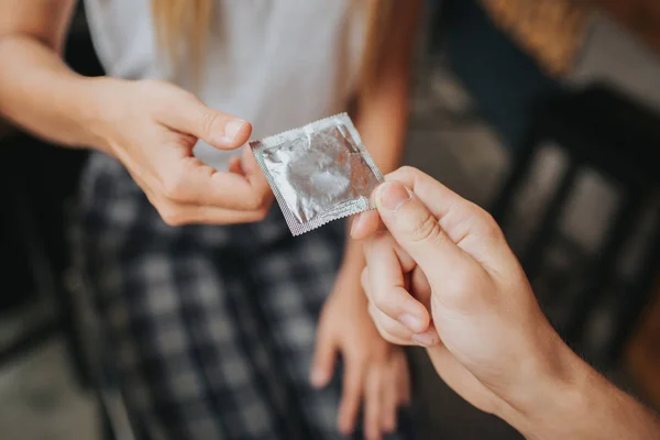 용 남자 여자에 게 콘돔을 전달합니다. 개념을 닫습니다. — 스톡 사진