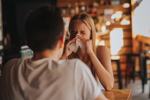 Imagen de una joven con pañuelo. La chica enferma aislada tiene secreción nasal. Modelo femenino hace una cura para el resfriado común — Foto de Stock