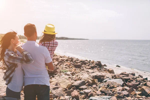 Happy family on the beach. People having fun on summer vacation. Father, mother and child against blue sea and sky background. Holiday travel concept. — Stock Photo, Image