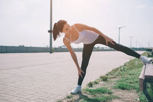 Jovem fitness mulher corredor alongamento pernas antes de correr — Fotografia de Stock