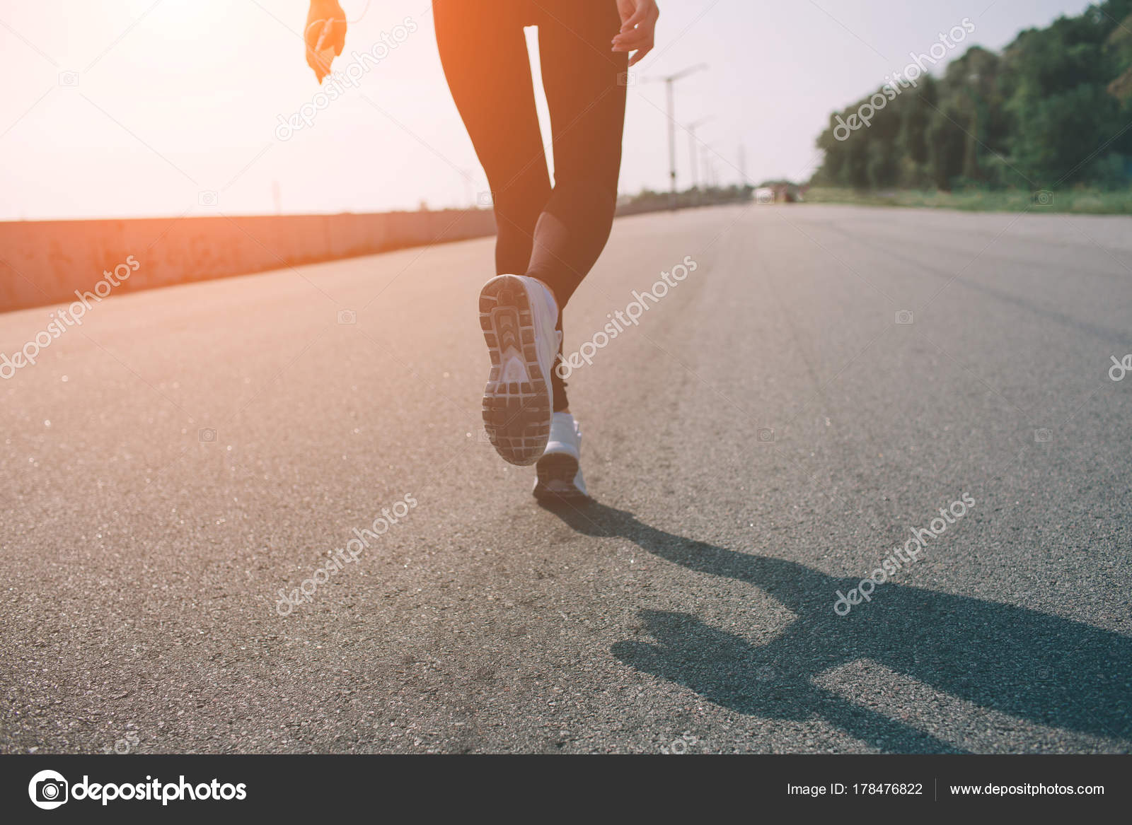 Hermosa mujer corriendo atardecer. Joven modelo de fitness cerca de la playa. Vestido ropa deportiva .: fotografía de stock © Estradaanton #178476822 Depositphotos
