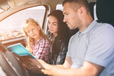 Mutlu aile arabalarında bir yolculuğa. Baba, anne ve kızı deniz ya da okyanus veya nehir seyahat. Yaz sürmek otomobil yanında