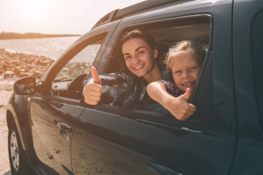 Mutlu aile arabalarında bir yolculuğa. Baba, anne ve kızı deniz ya da okyanus veya nehir seyahat. Yaz sürmek otomobil yanında