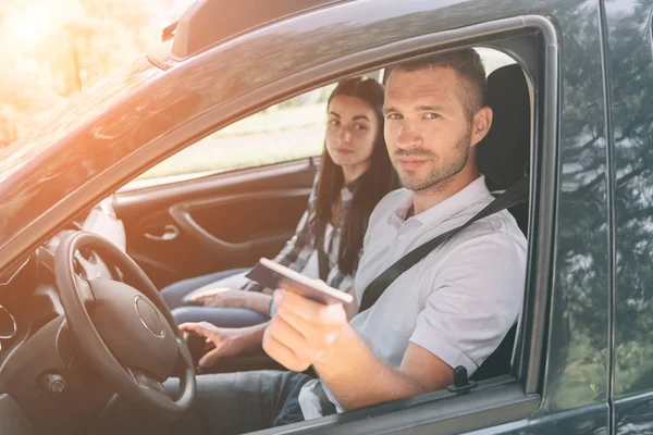 De man geeft zijn paspoort bij de douanebeambte. Douane, grensovergang, autorit — Stockfoto