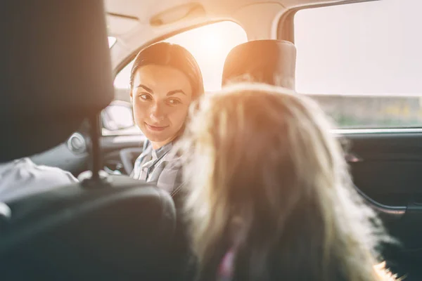 Šťastná rodina na cestách v autě. Táta, Máma a dcera na cestách do moře nebo oceán nebo na řeku. Letní jízda automobilem. — Stock fotografie