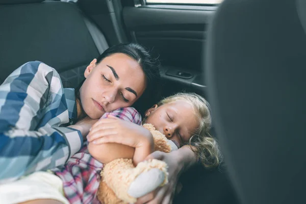 Familia feliz en un viaje por carretera en su coche. Papá, mamá e hija están viajando por el mar o el océano o el río. Paseo de verano en automóvil — Foto de Stock