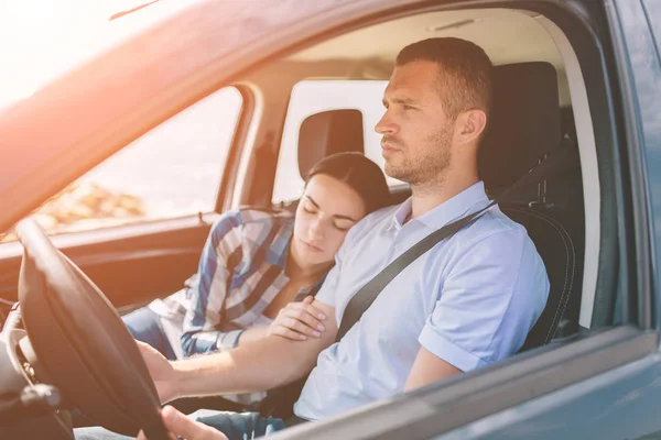 Familia feliz en un viaje por carretera en su coche. Papá, mamá e hija están viajando por el mar o el océano o el río. Paseo de verano en automóvil — Foto de Stock