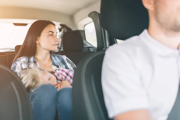 Familia feliz en un viaje por carretera en su coche. Papá, mamá e hija están viajando por el mar o el océano o el río. Paseo de verano en automóvil — Foto de Stock