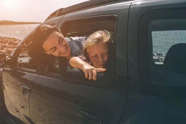 Joyeux famille en voyage en voiture. Papa, maman et fille voyagent par la mer, l'océan ou la rivière. Promenade estivale en automobile — Photo