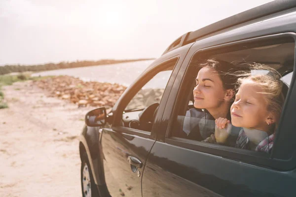 Joyeux famille en voyage en voiture. Papa, maman et fille voyagent par la mer, l'océan ou la rivière. Promenade estivale en automobile . — Photo