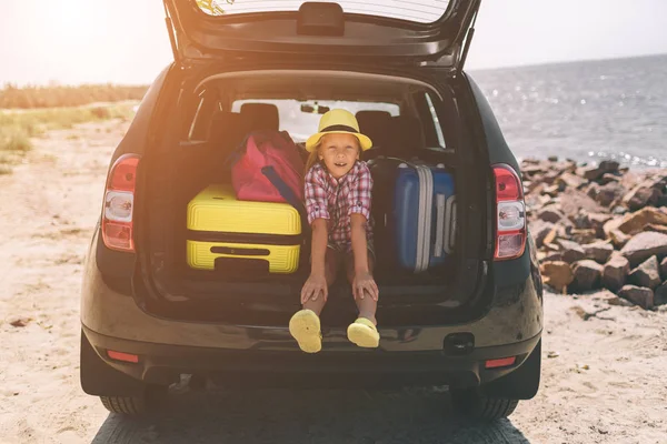 Travel, tourism - Girl with bags ready for the travel for summer vacation. Child going on Adventure. Car travel concept — Stock Photo, Image