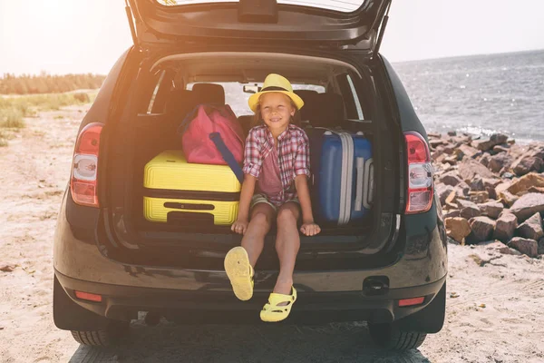 Travel, tourism - Girl with bags ready for the travel for summer vacation. Child going on Adventure. Car travel concept — Stock Photo, Image