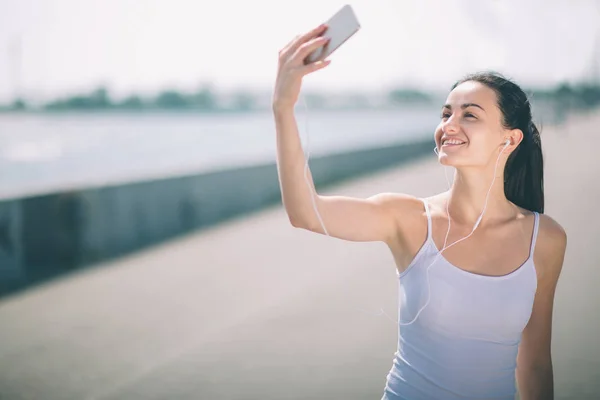 Fitness nők gyakorlása és a nyújtás szabadtéri és így selfie — Stock Fotó