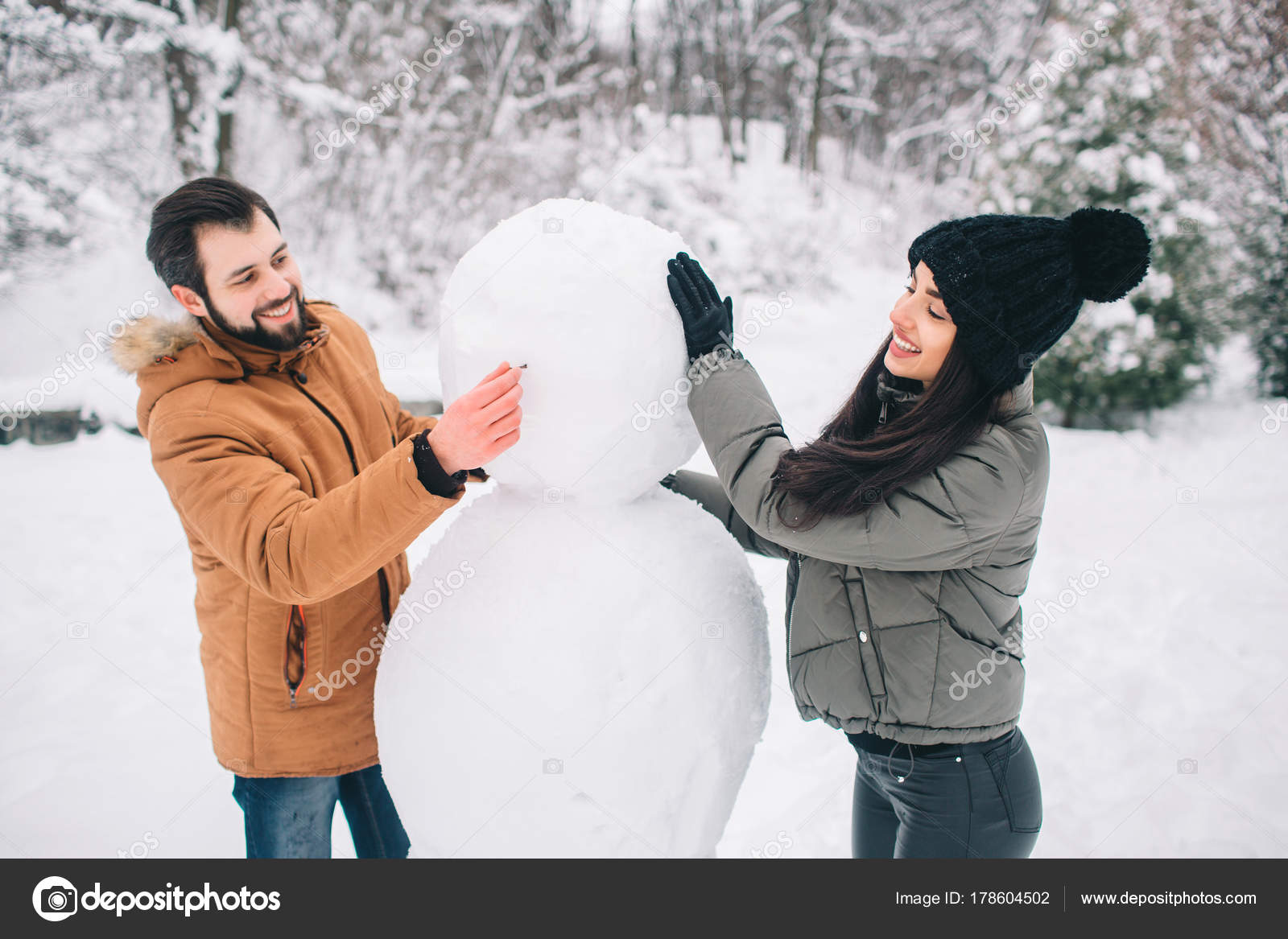 Giovani Coppie Felici In Inverno Famiglia Allaperto Uomo