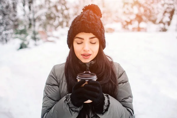 Bir fincan sıcak çay ya da kahve karlı kış yürüyüş doğada olan mutlu kadın. Frost kış sezonu kavramı. — Stok fotoğraf