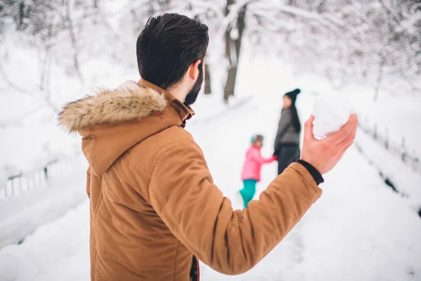 Ebeveynlik, moda, sezon ve insanlar kavramı - kış giysileri açık havada çocukla mutlu aile — Stok fotoğraf