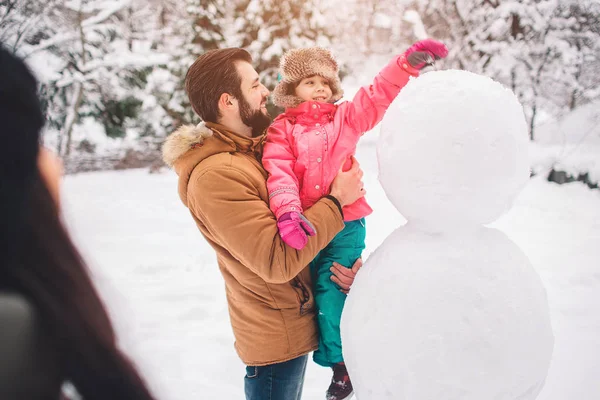Rodičovství, módy, sezóna a lidé koncept - šťastná rodina s dítětem v zimě oblečení venku — Stock fotografie