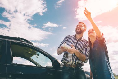 Doğa üzerinde tarih. İki boş zaman. Doğum günü hediyesi. Bir erkek ve bir kadın veya bir dron veya gökyüzüne bir helikopter radyo kontrollü uçak denize indirmek. Ve birlikte çalıştıkları