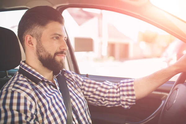 Beau et élégant homme sérieux conduit une voiture — Photo